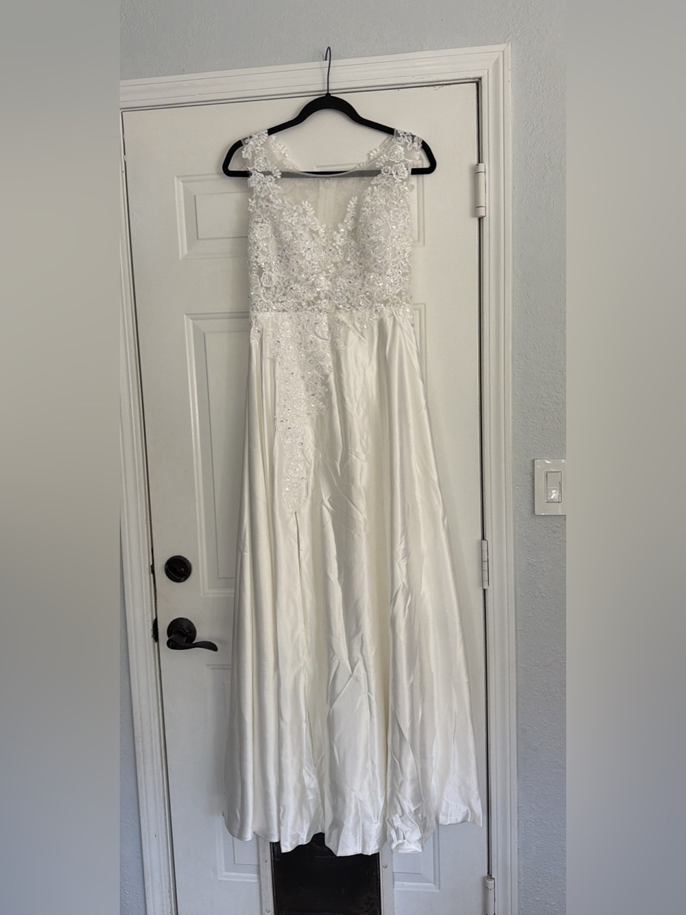 White Lace Appliqué V-Neck Wedding Gown
